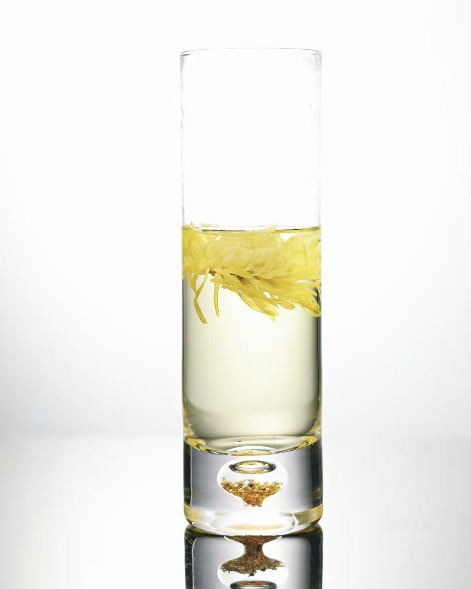 Golden petals, silky fragrance — a timeless herbal tea crafted to restore balance and inner peace.