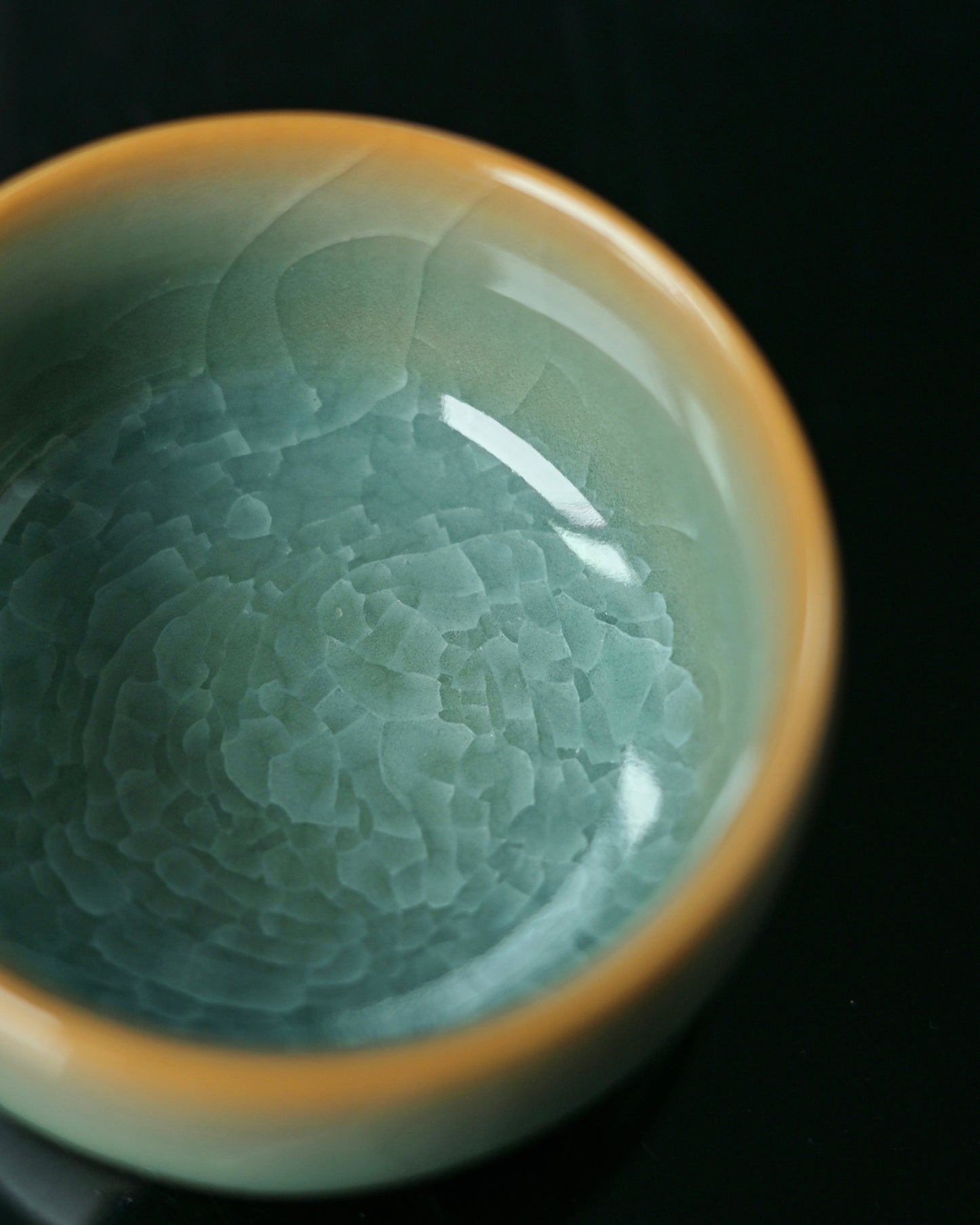 Master cup in use during a tea session, perfect for appreciating Oolong or Pu'er