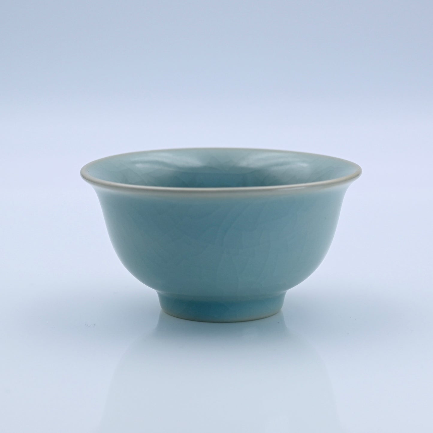 Ru porcelain press-hand cup with sky-blue glaze and crackle patterns that mature with collection years