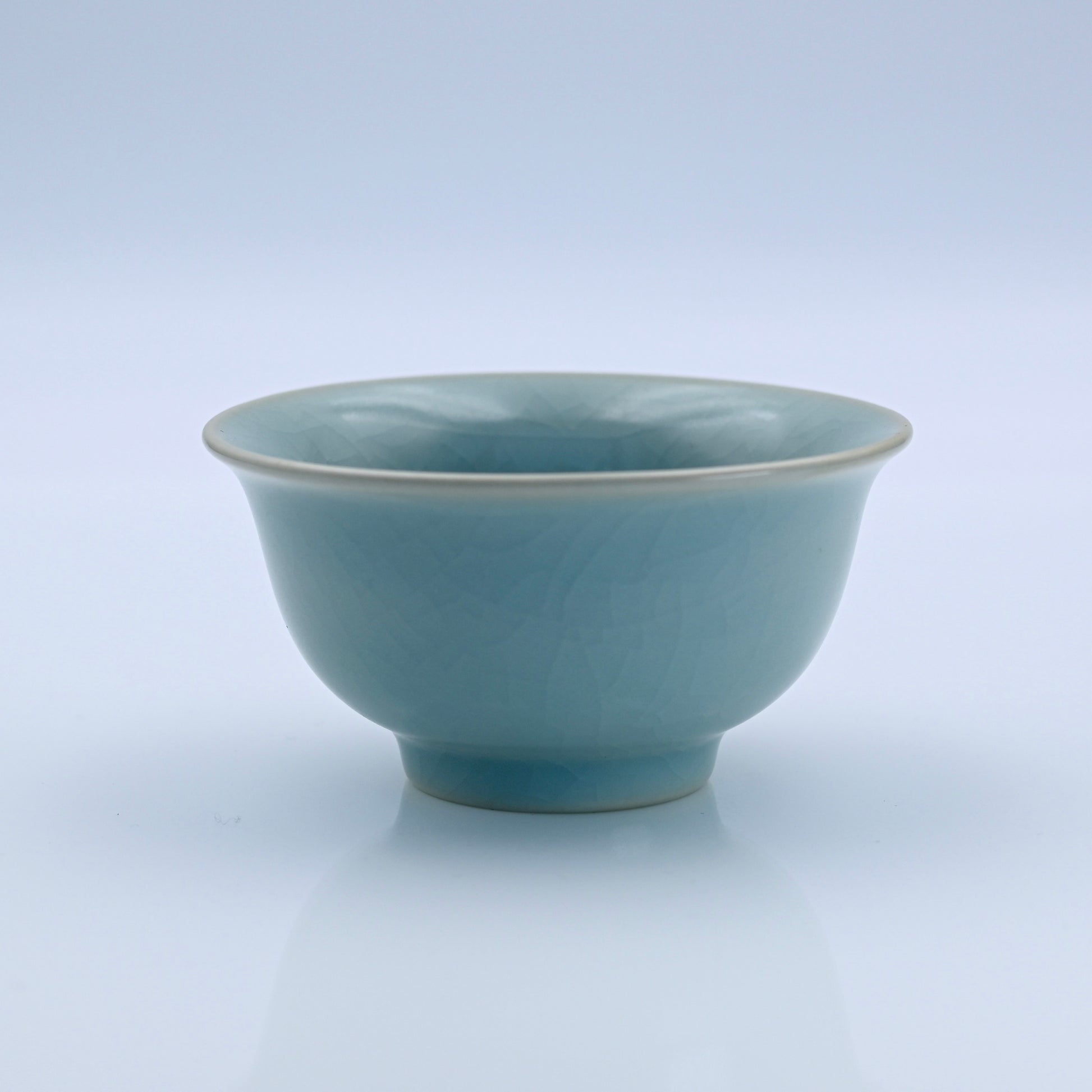 Ru porcelain press-hand cup with sky-blue glaze and crackle patterns that mature with collection years
