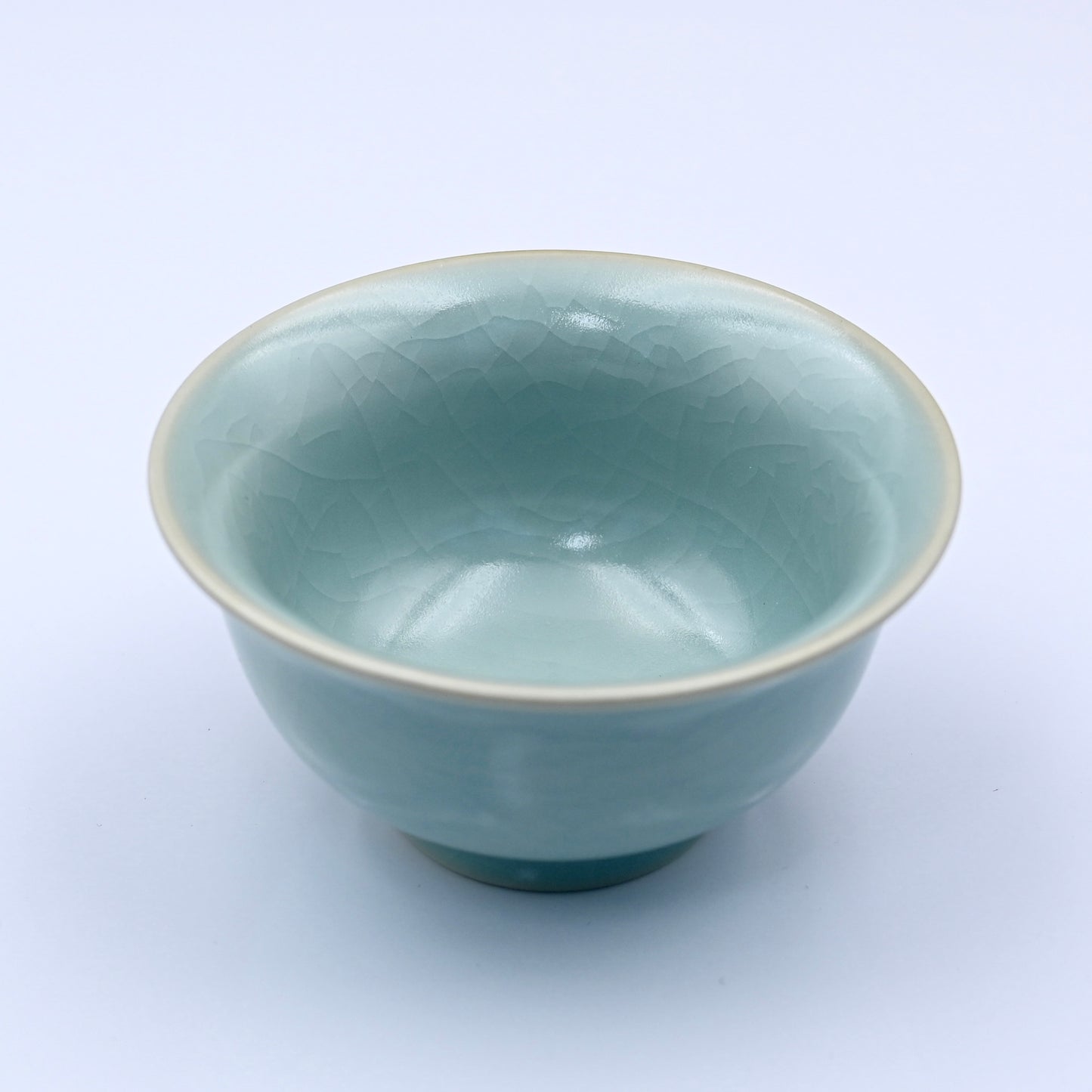 Chinese noble style tea cup in Ru porcelain, fully glazed with developing golden crackles from tea soaking