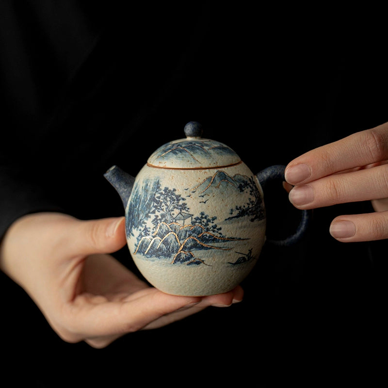 Inspired by the timeless beauty of Chinese landscapes, this dragon egg-shaped teapot combines hand-painted artistry with refined gold detailing — bringing poetry and craftsmanship into your daily tea ritual.
