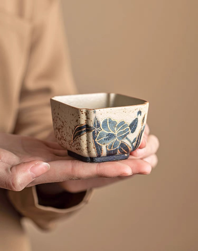 Old Clay Blue-and-White Volcanic Stone Caramel Glaze Square Cup with Hand-Painted Daffodils Design