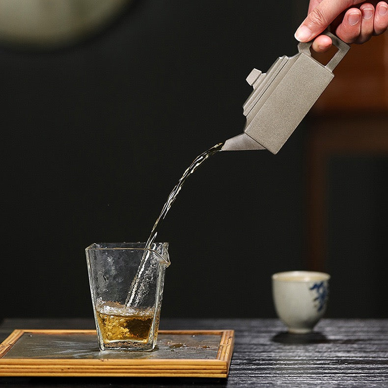 Gongfu teapot made from Huanglong Mountain Qinghui clay, featuring traditional craftsmanship