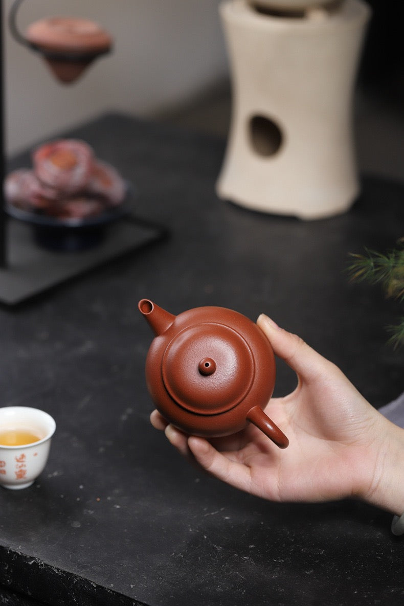 Yixing Jiangpo clay teapot with granular texture and oily body, developing aged character with tea brewing use