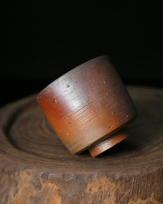 Minimalist handmade ceramic embodying朴拙 aesthetic through unadorned form and authentic materiality