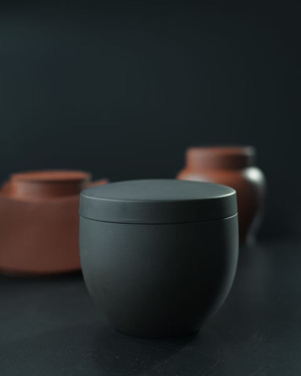 Classic zisha clay tea storage container with 250ml capacity, featuring traditional craftsmanship and modern portability