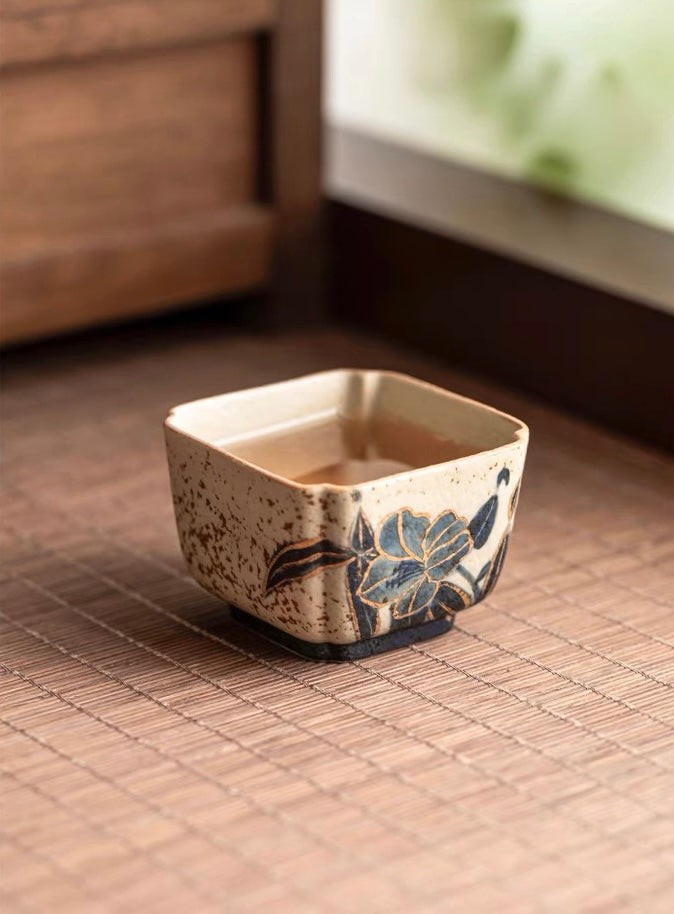 Old Clay Blue-and-White Volcanic Stone Caramel Glaze Square Cup with Hand-Painted Daffodils Design