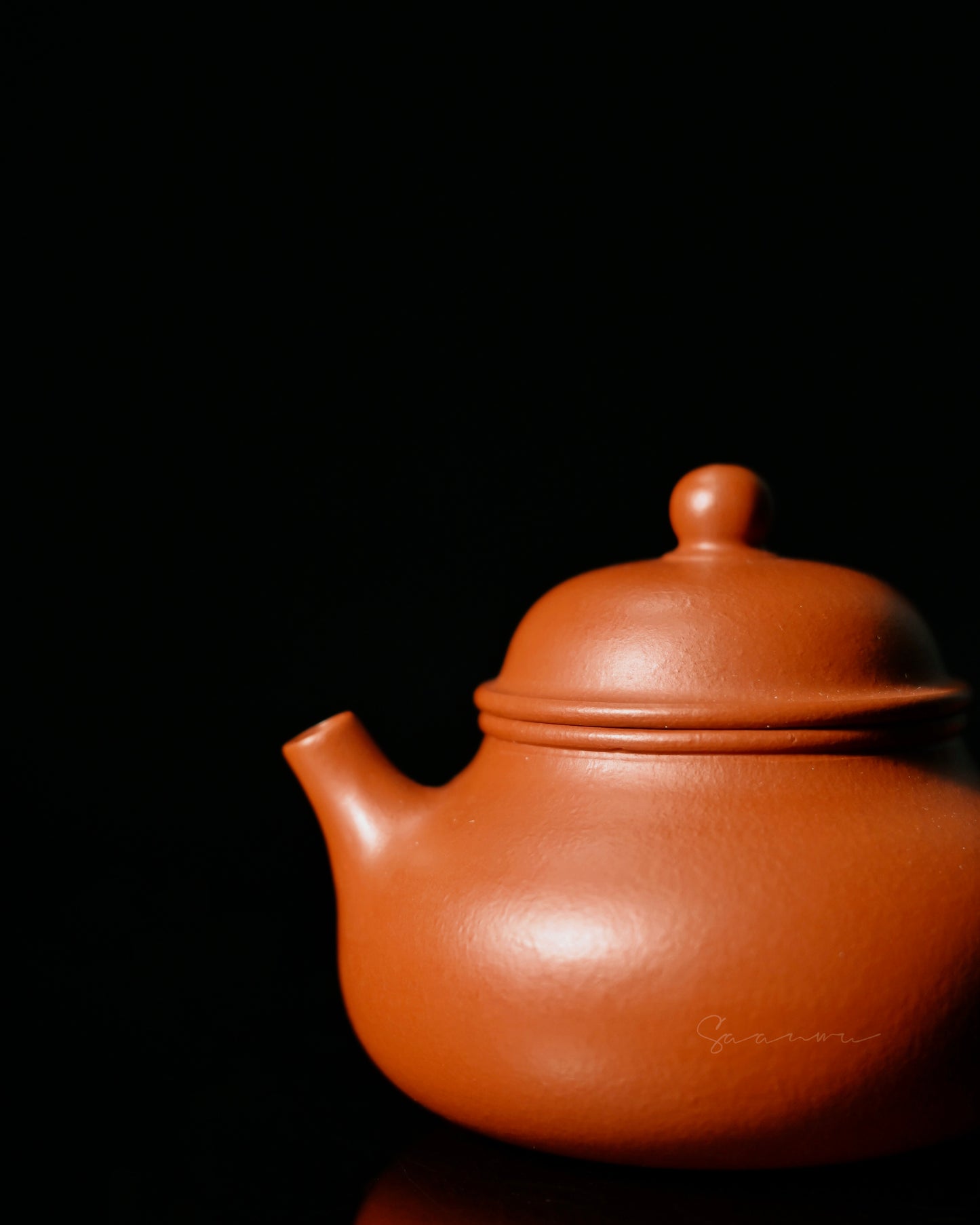 Original Yixing Zhuni clay teapot with dense particle structure ideal for high-aroma oolong tea brewing