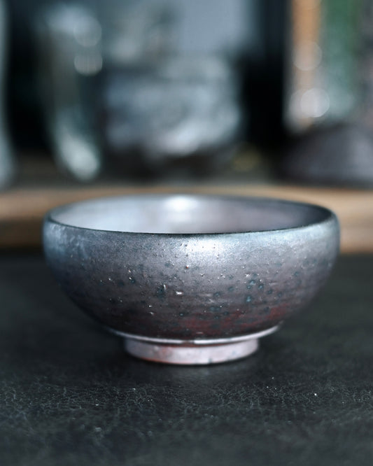 Perfectly circular rim design offering smooth contact and balanced drinking experience