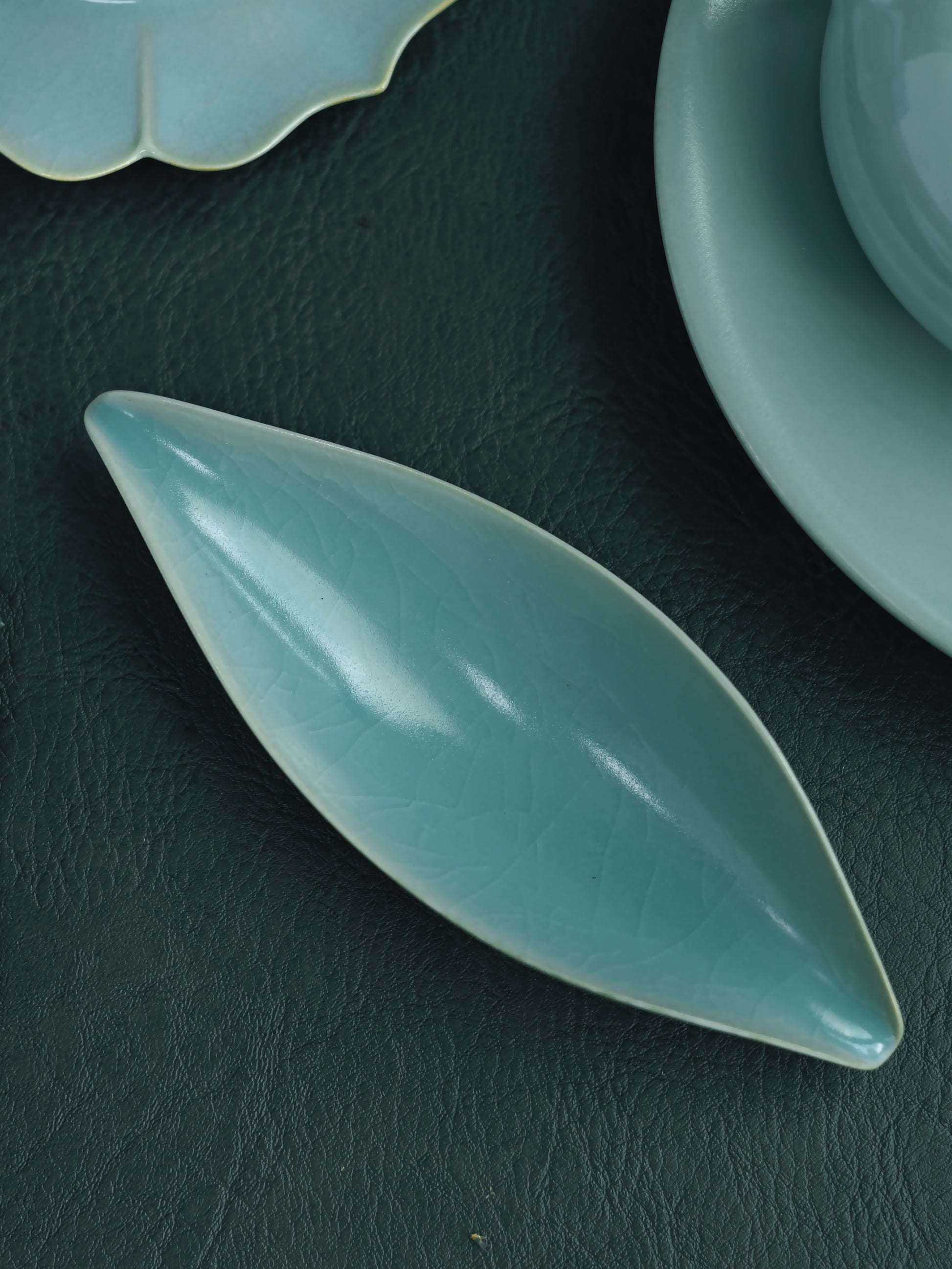 Handcrafted Ru porcelain tea scoop with willow leaf crackled pattern for Gongfu tea