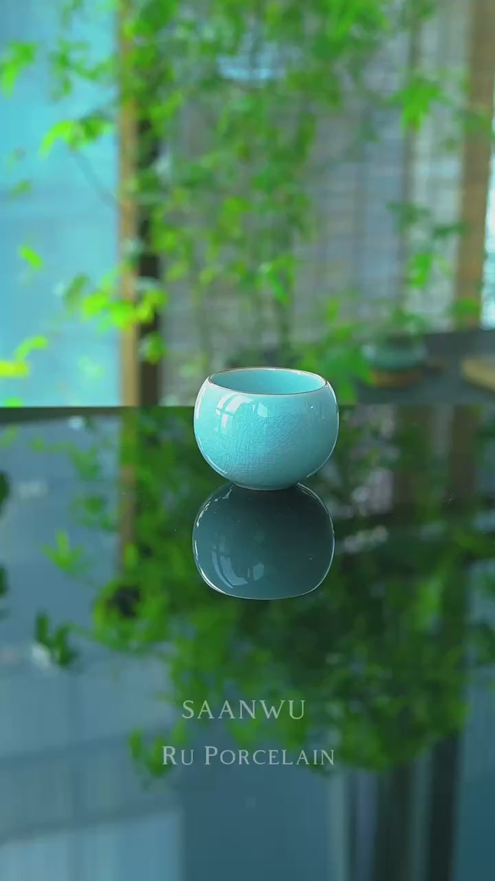Handcrafted Ru Kiln 'Dragon Egg' Teacup with Crab-Claw Crackle Glaze – 300ml large capacity celadon cup featuring traditional crackled 'crab-claw' patterning, unglazed foot reveals iron-rich clay, perfect for gongfu tea ceremonies.