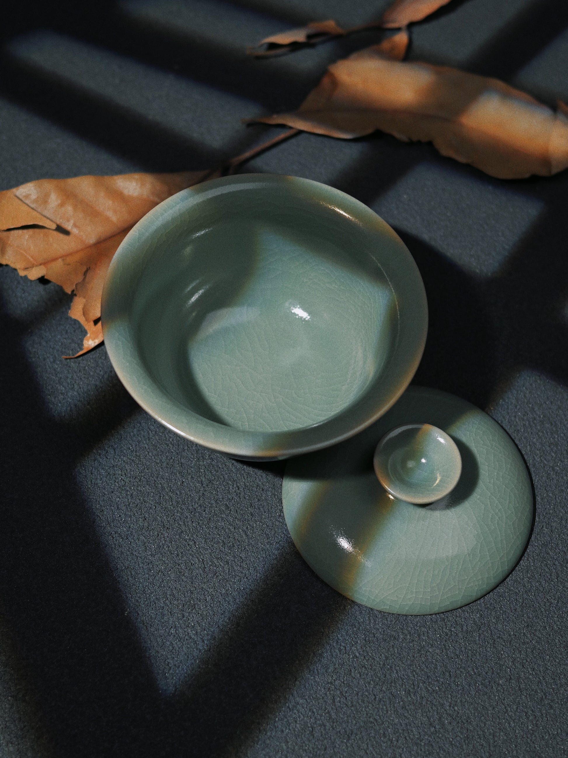 Saanwu Ru ware celadon crackled glaze gaiwan for tea ceremony