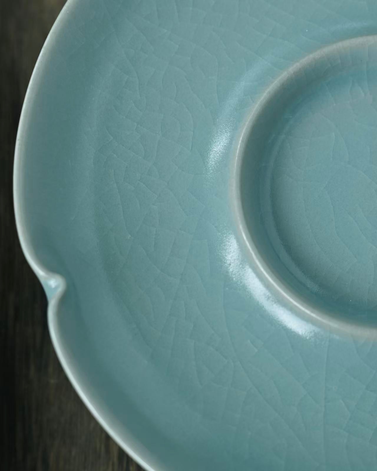 Song dynasty inspired floral rim teacup with crackle glaze pattern