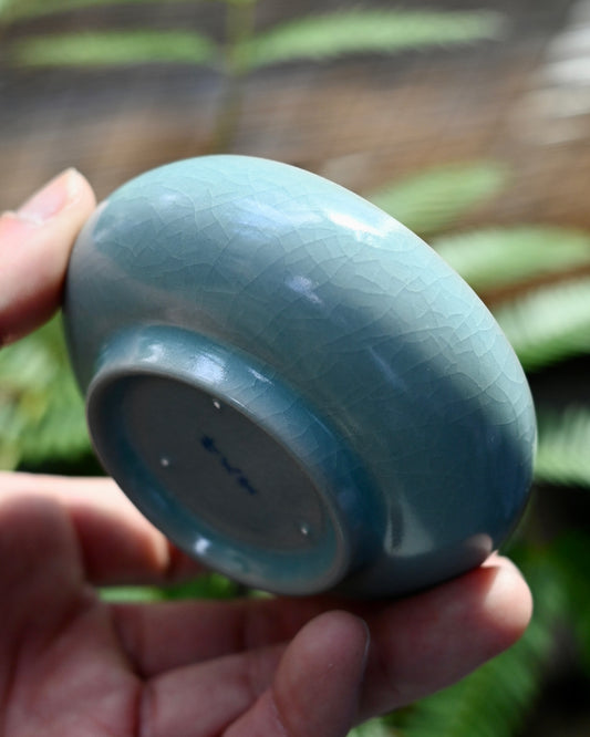 Three-point nail firing technique demonstrated through delicate base marks on Ru ware ceramic
