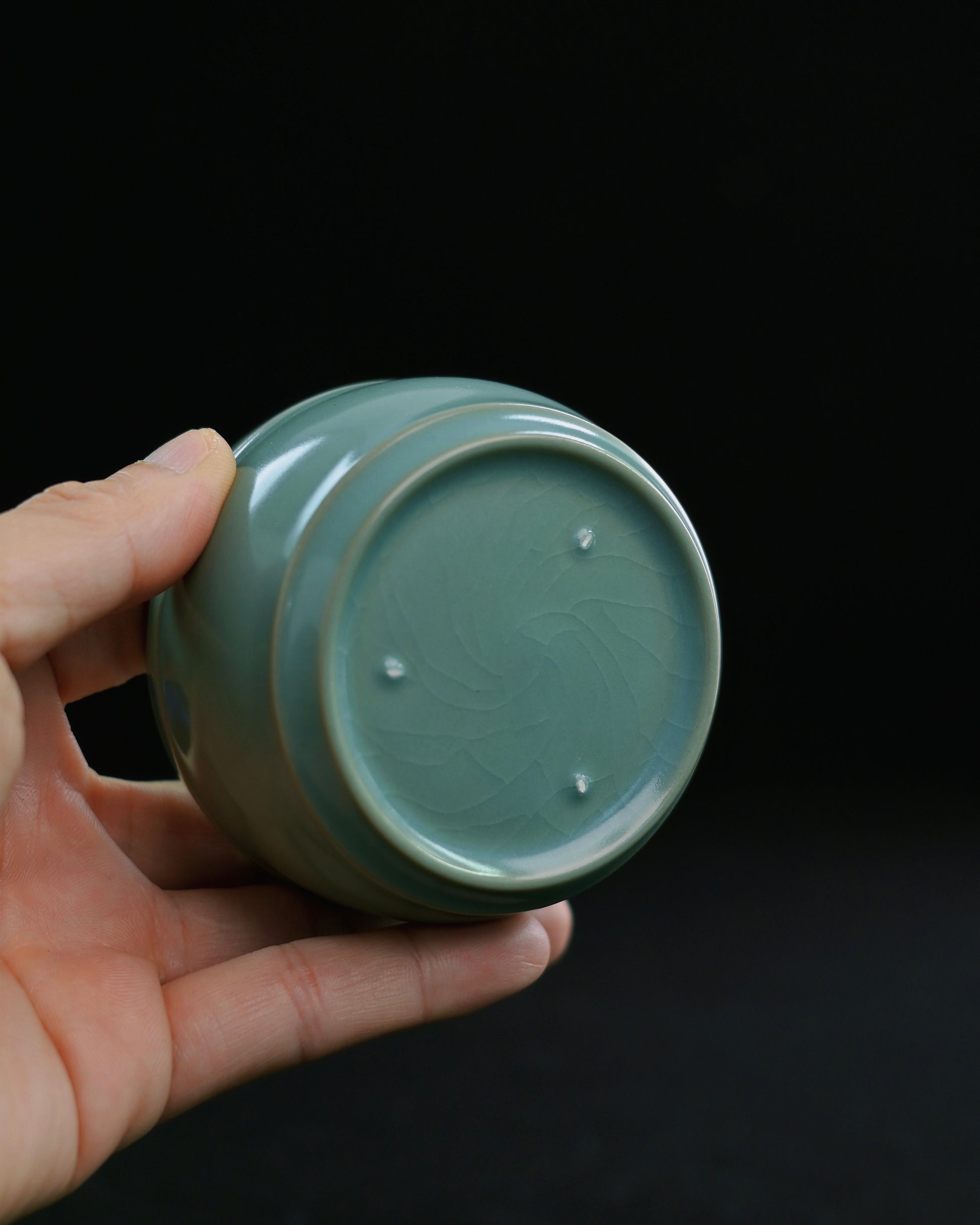 Chinese war drum-shaped tea cup with bulging midsection and wide stable base