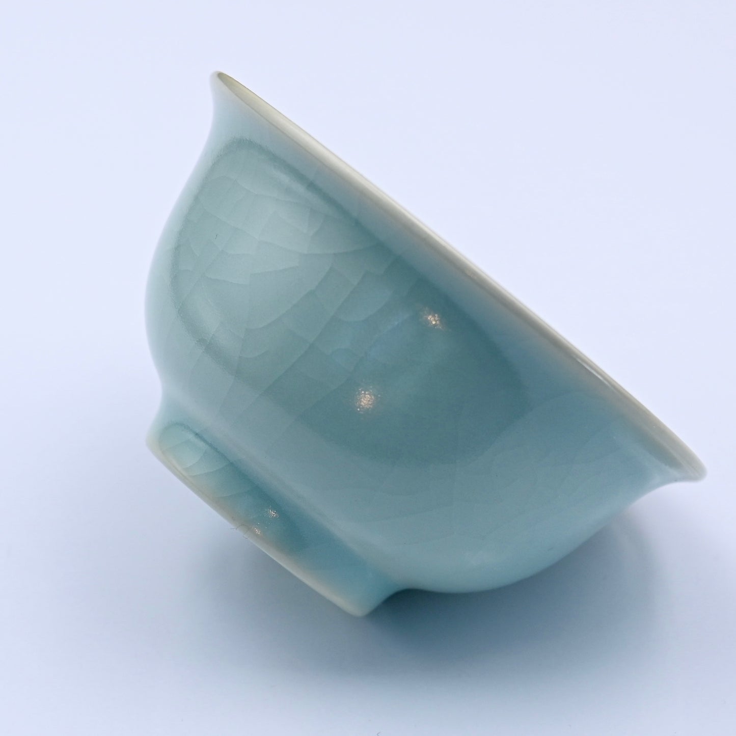 Ru porcelain press-hand cup with sky-blue glaze and crackle patterns that mature with collection years