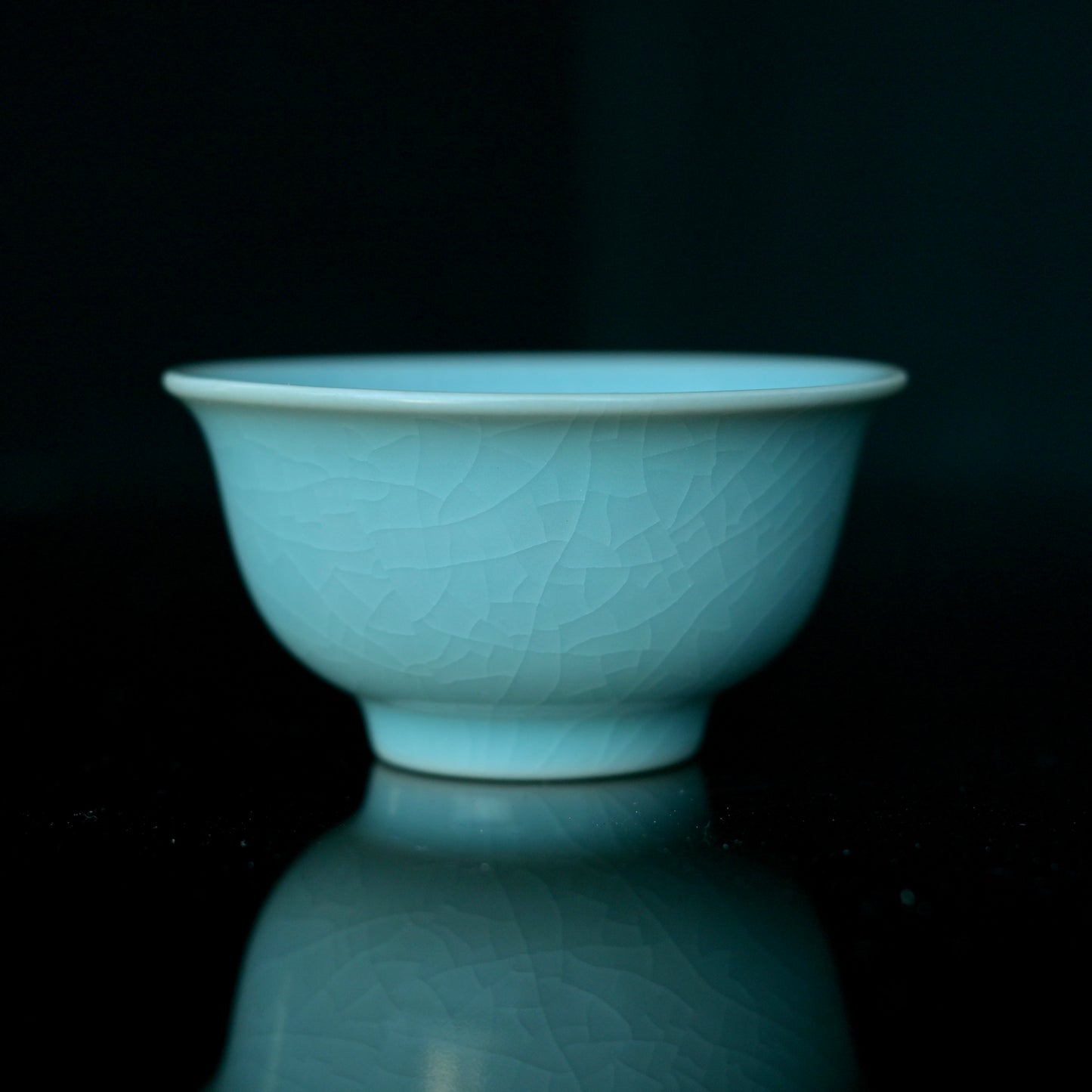 Ru porcelain vintage glaze host tea cup with fine crackle patterns, fully glazed using nail-supported technique