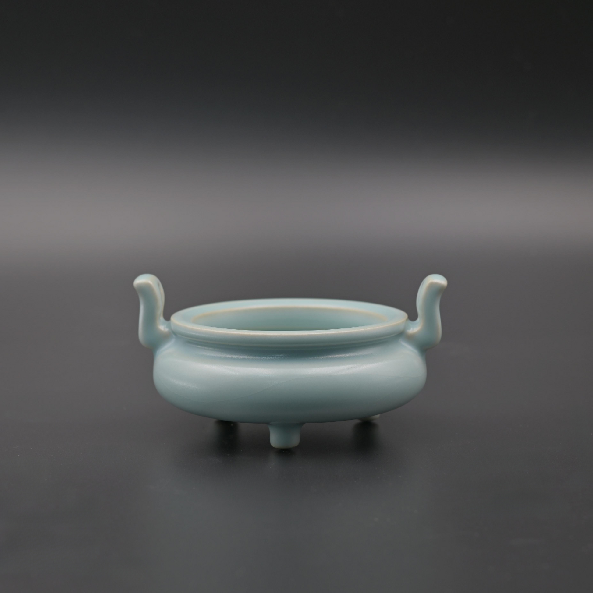 Ru ware tripot incense burner for tea ceremony