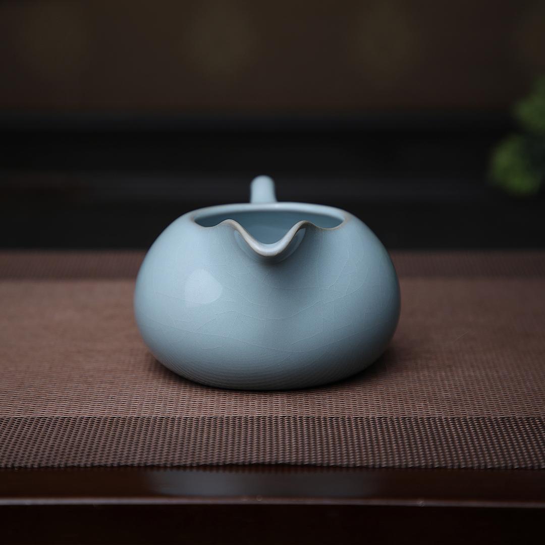 Ru ware porcelain tea pitcher (Gongdao Cup) as tea table necessities