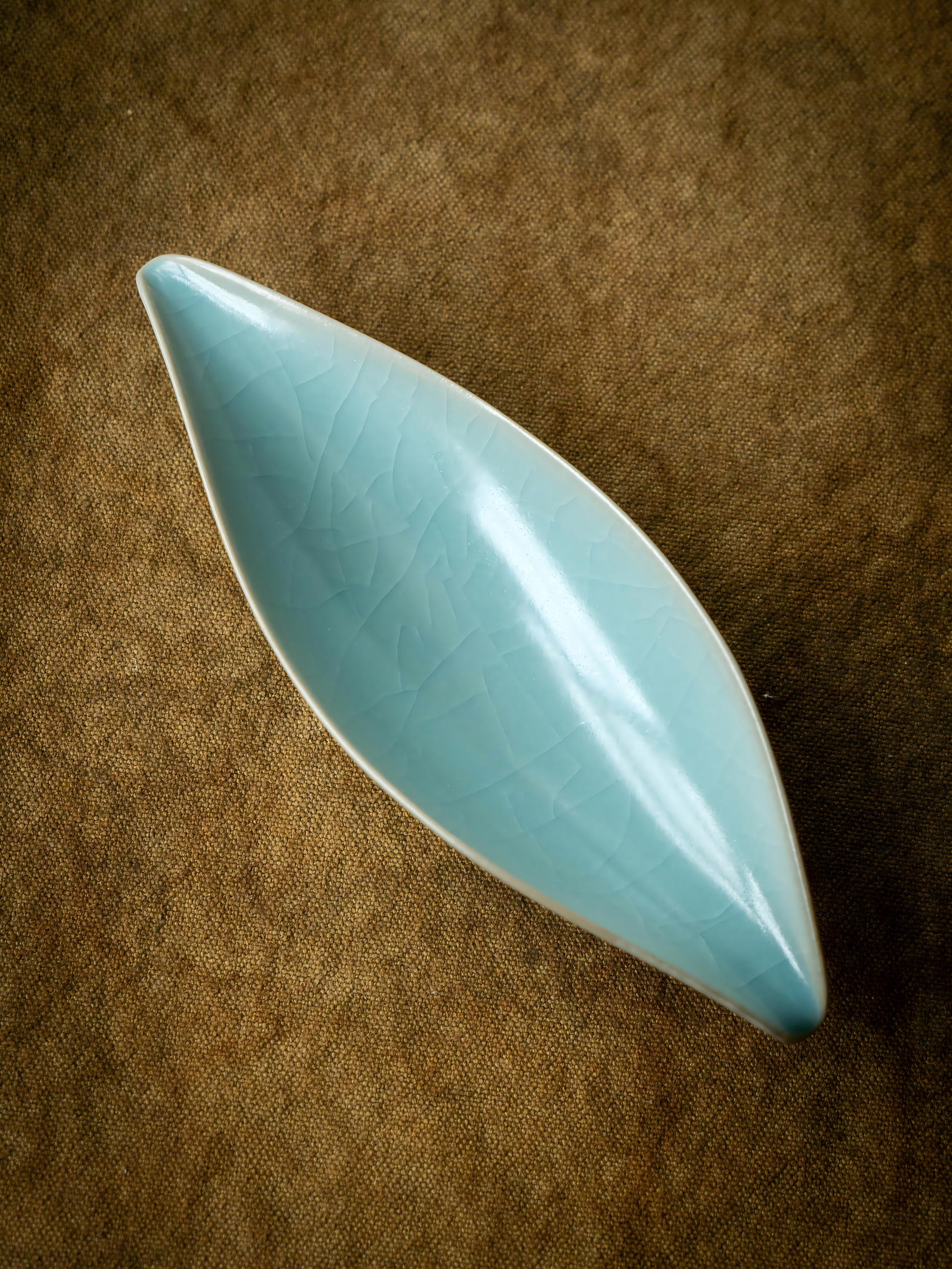 Handcrafted Ru ware tea holder with willow leaf crackled pattern for Gongfu tea