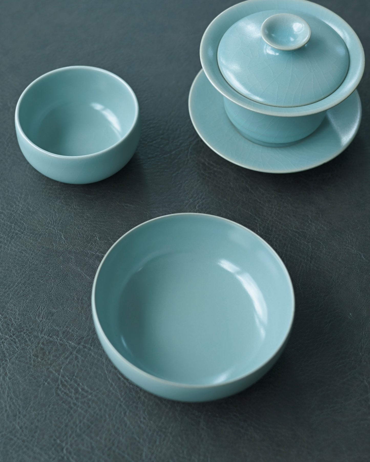 Traditional Ru kiln tea bowl with three-pin firing technique and crackle-free exterior surface