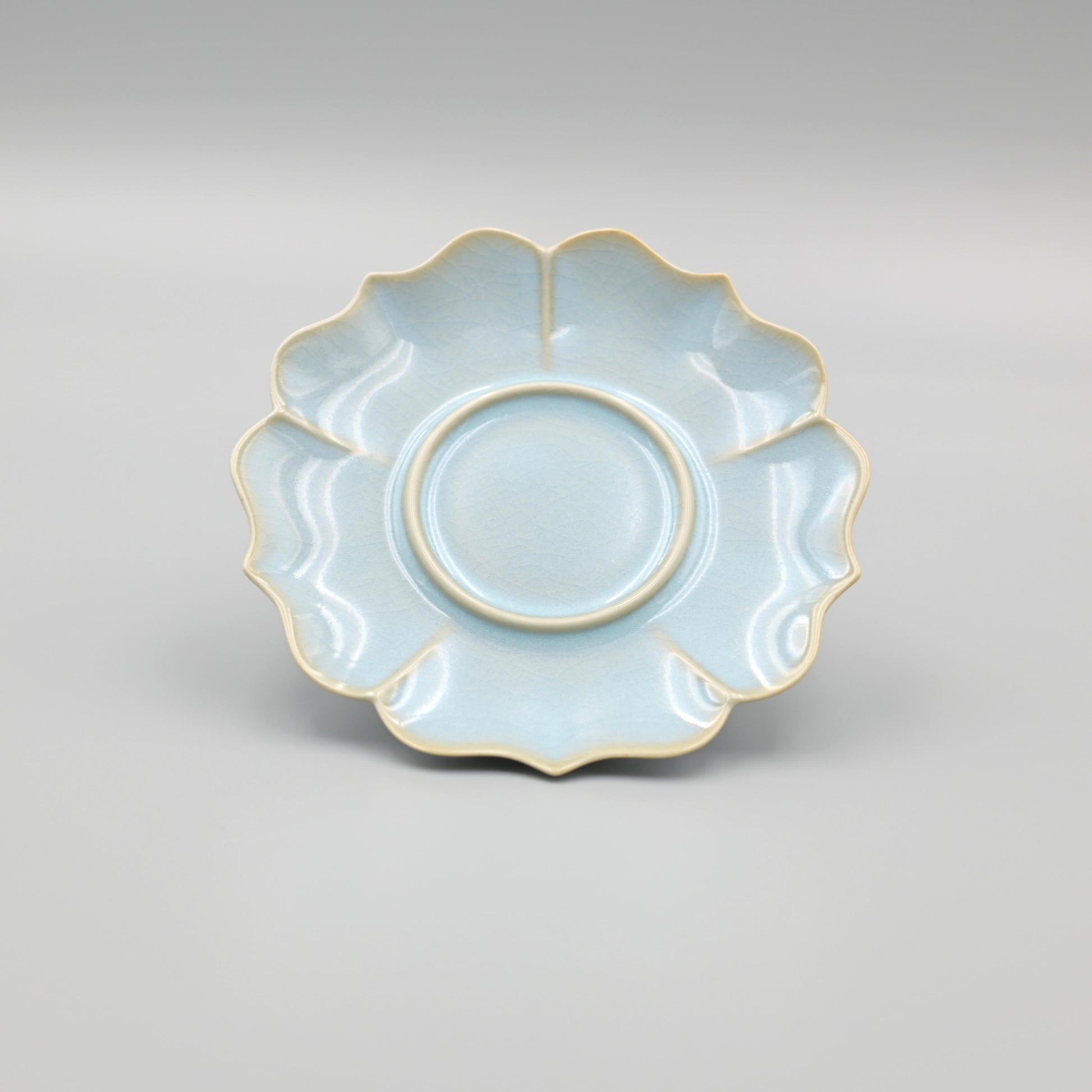 Sky-blue Ru porcelain saucer with sunflower rim design for teacups, featuring classic crab-claw crackle glaze and imperial ceramic artistry