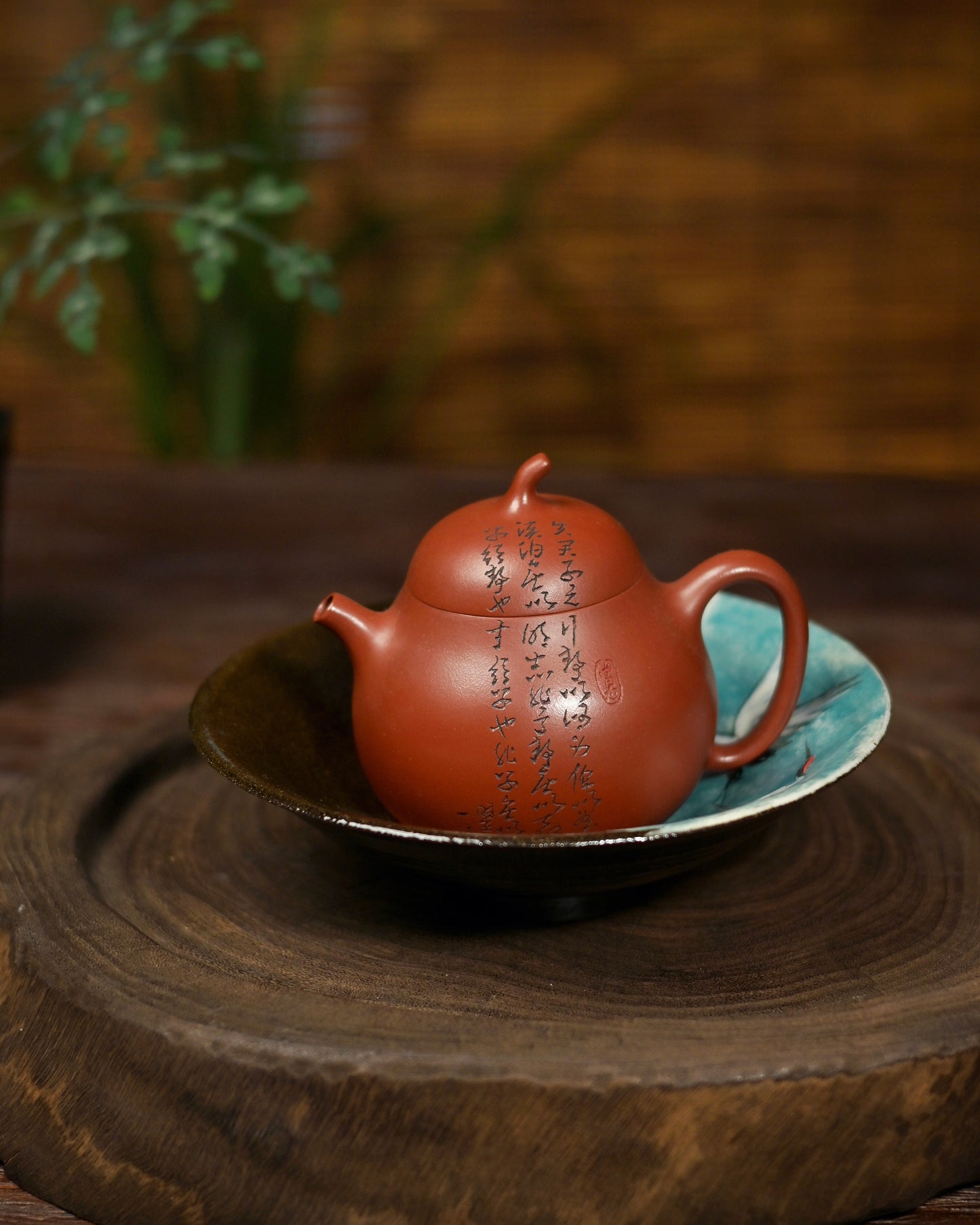 The drip tray in use, securely holding a teapot and protecting the table surface from water spills.