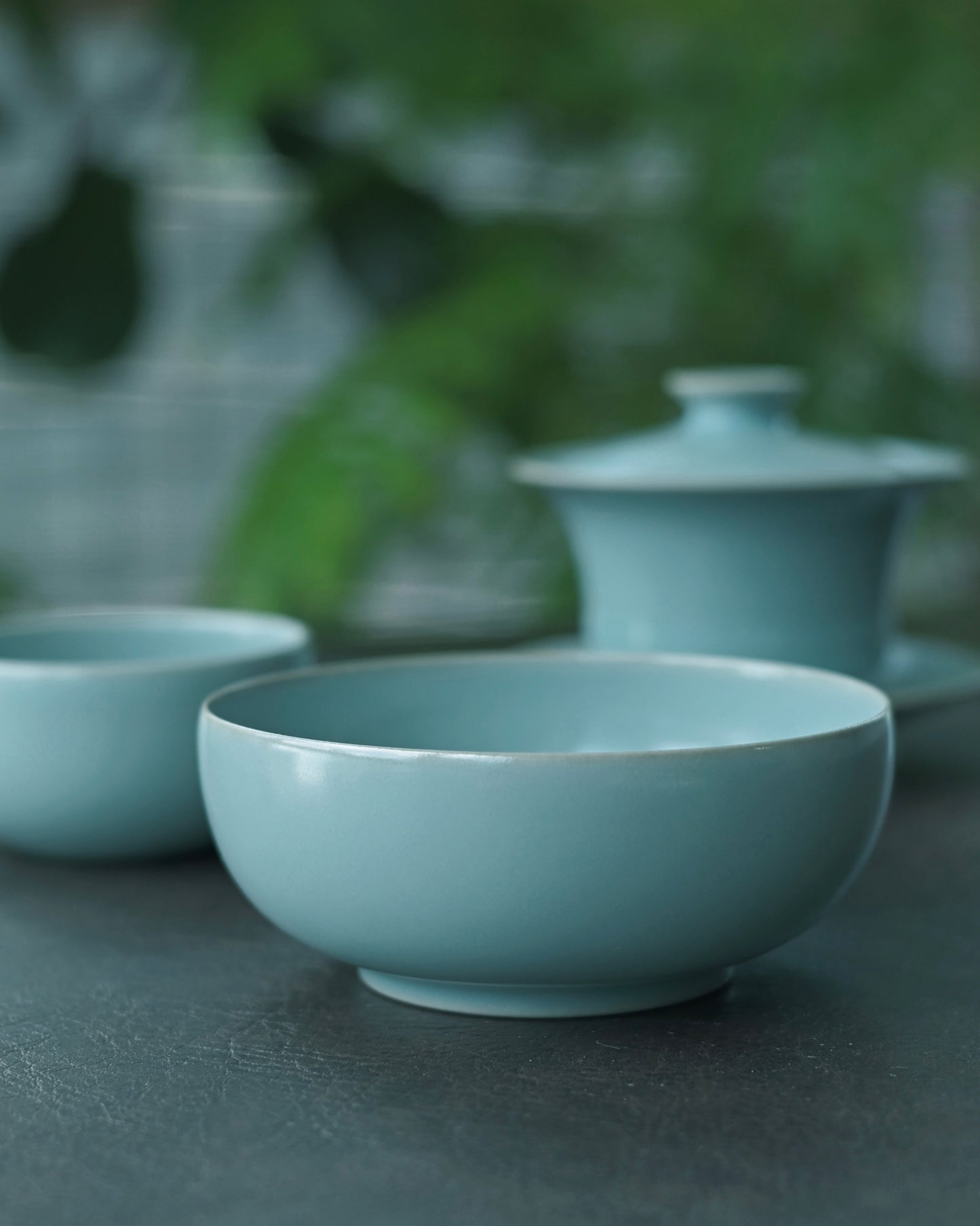 Ru ware bowl combining ancient craftsmanship with modern functionality for convenient tea service
