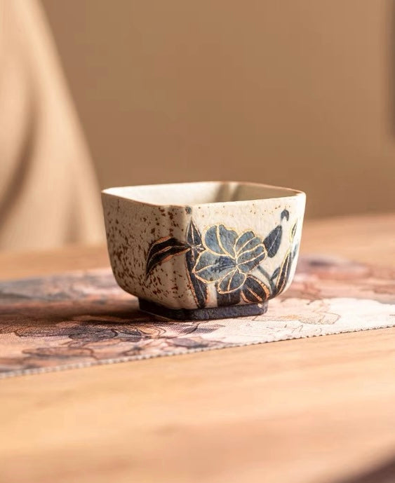 Old Clay Blue-and-White Volcanic Stone Caramel Glaze Square Cup with Hand-Painted Daffodils Design