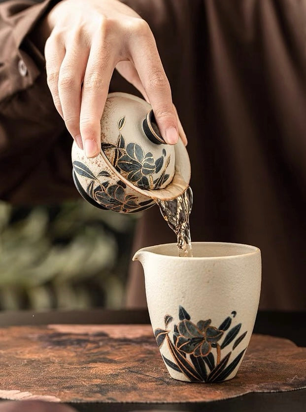 Old Clay Blue-and-White Volcanic Stone Style Caramel Glaze Gaiwan with Hand-Painted Daffodils Design
