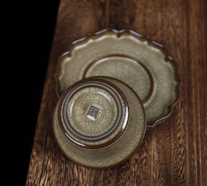 Vintage Longquan celadon GE craft three-part gaiwan, reflecting the timeless charm of classic Chinese ceramics.