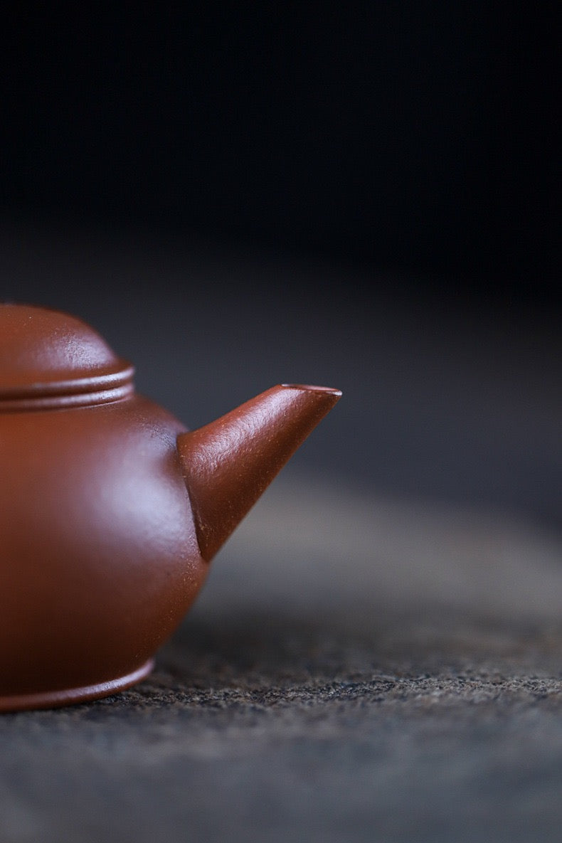 Jiangpo clay teapot with fine granular feel, uniform texture and excellent tea brewing properties