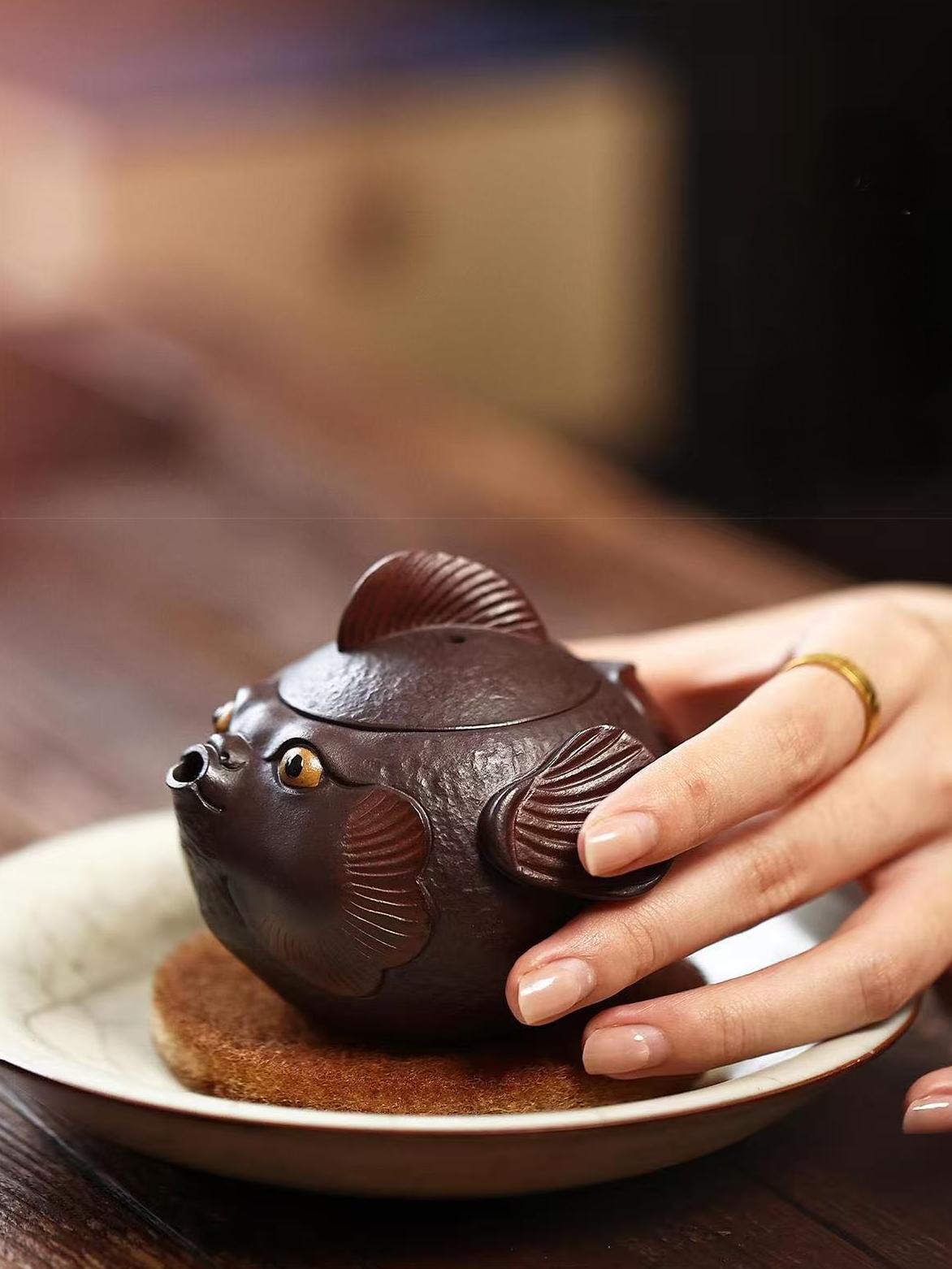 Compact 160ml pufferfish teapot with travel pouch - ideal companion for on-the-go tea sessions with perfect brewing control.