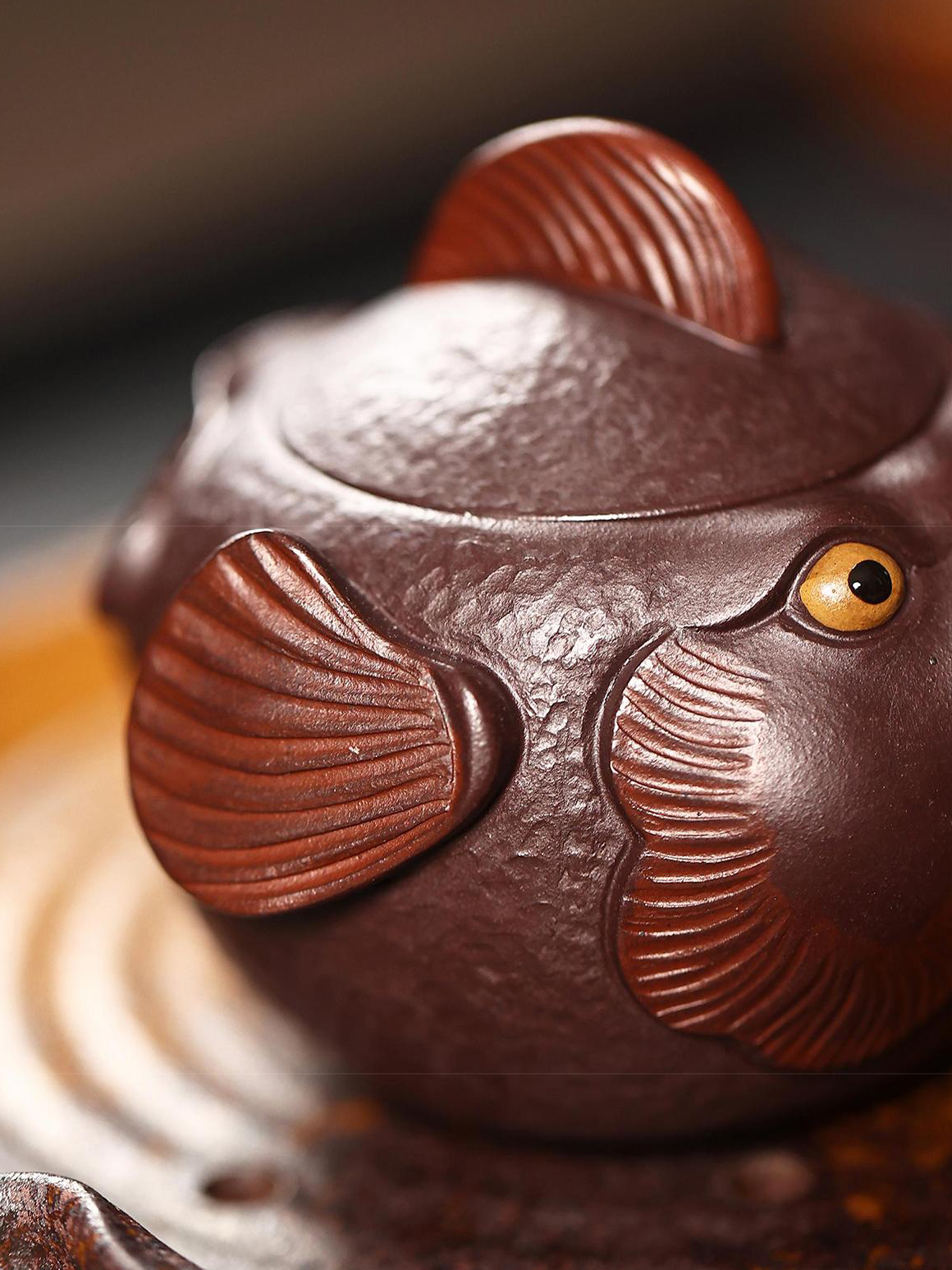 Yixing purple clay pufferfish teapot optimized for oolong and dark teas, featuring excellent heat retention and smooth pouring flow.