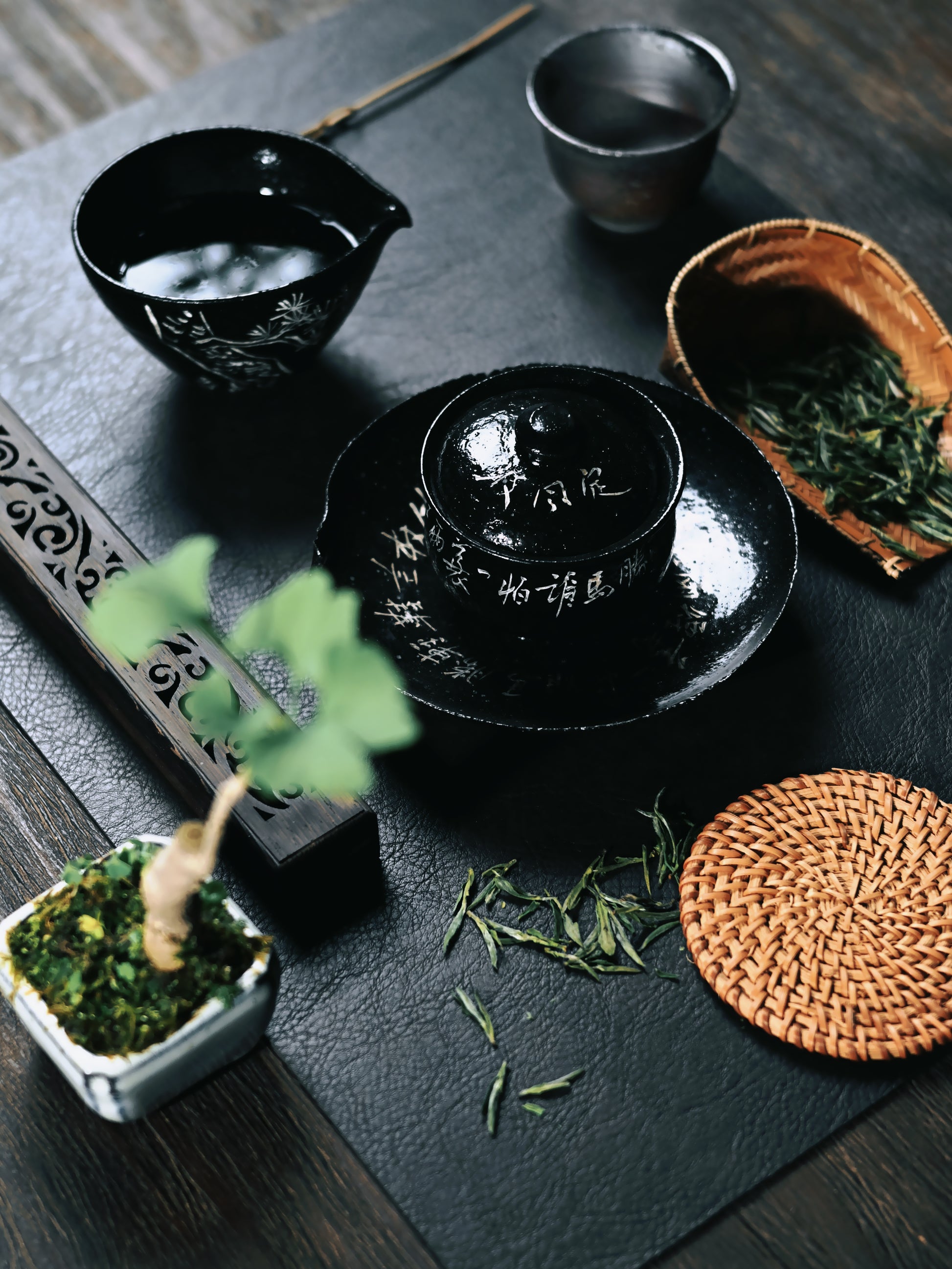 Gloss black glazed tea set featuring silver oxide brushwork and intentional crackle textures, handcrafted for chanoyu with distressed aesthetic and poetic inscriptions.