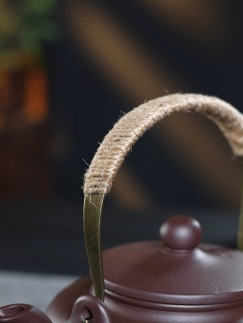 Handmade Yixing zisha clay pot with ergonomic handle, 1050ml capacity
