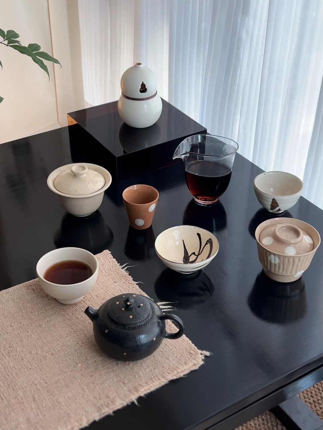 A side-by-side comparison of a gaiwan and a teapot, showing the differences in teaware for choosing the right brewing method.