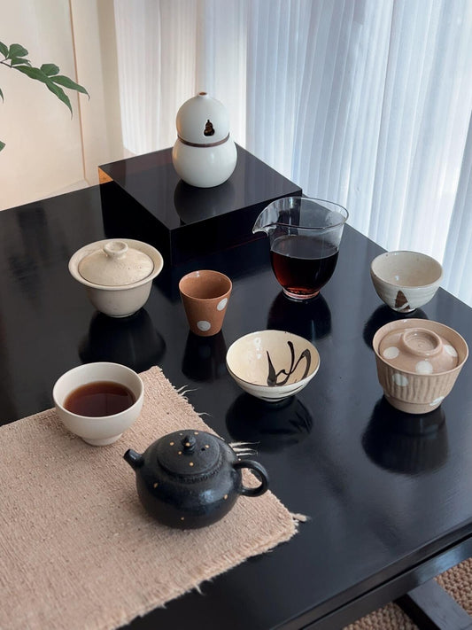 A side-by-side comparison of a gaiwan and a teapot, showing the differences in teaware for choosing the right brewing method.