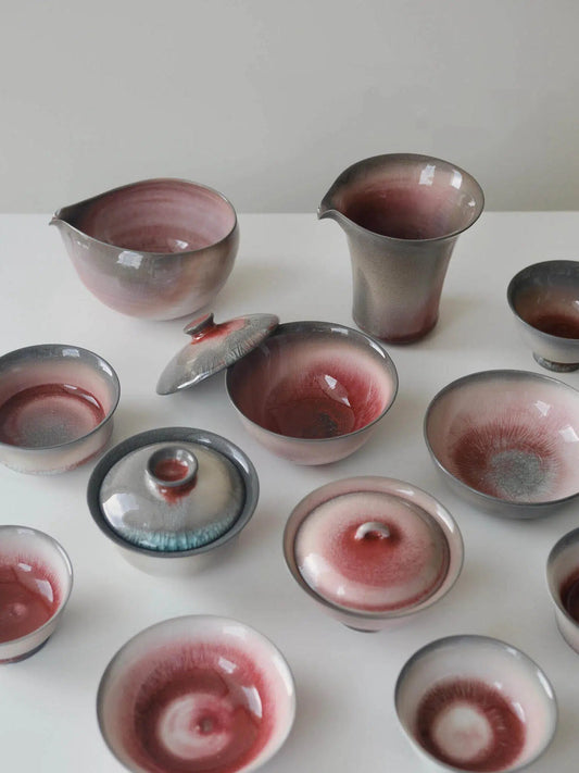 A detailed comparison between soda firing and traditional wood firing, showing how different firing materials and atmospheres create distinct glaze textures, colors, and artistic effects on ceramic surfaces.