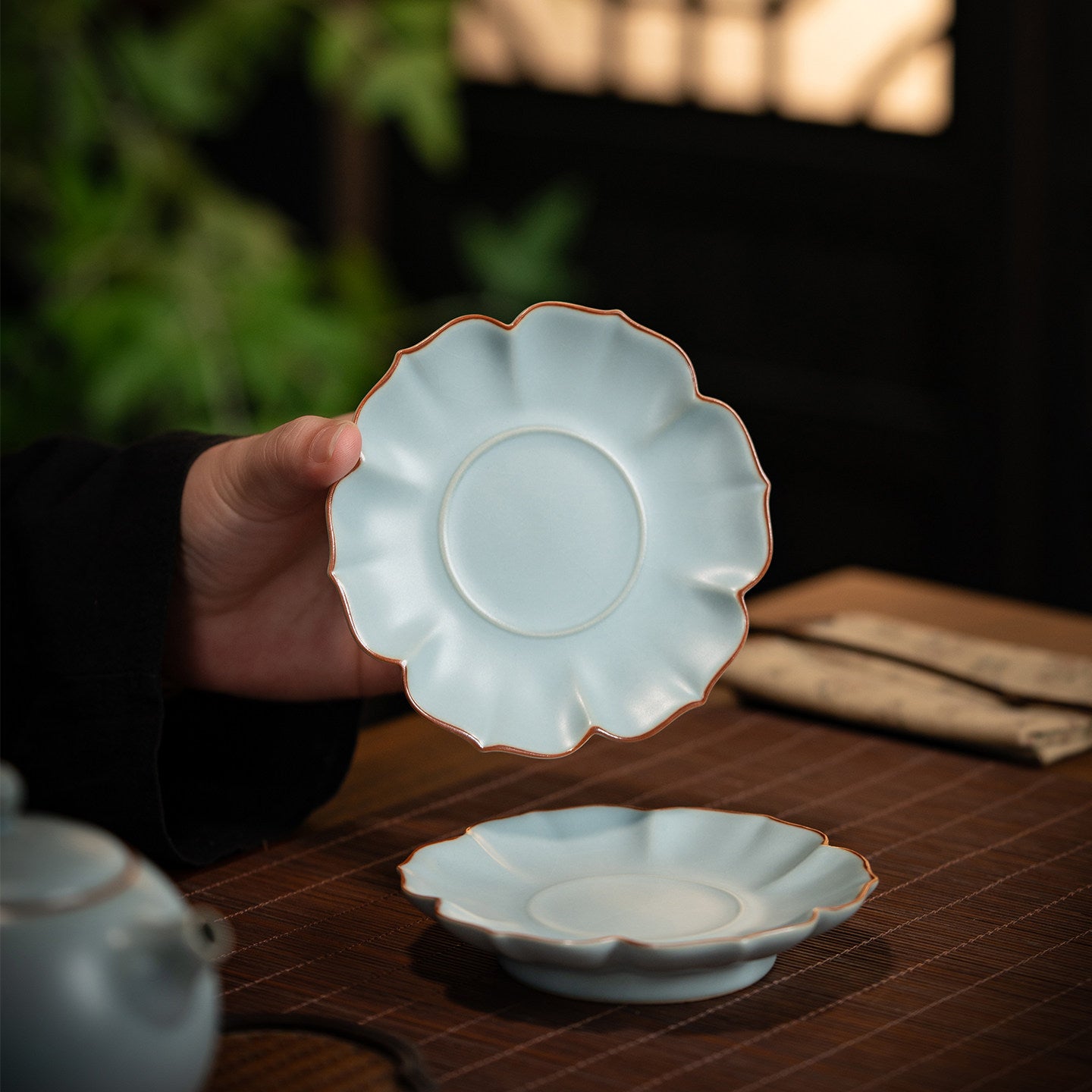 Sonnenblumen-Rand Hellblaue Ru-Porzellan-Untertasse für Teetasse des Gastgebers