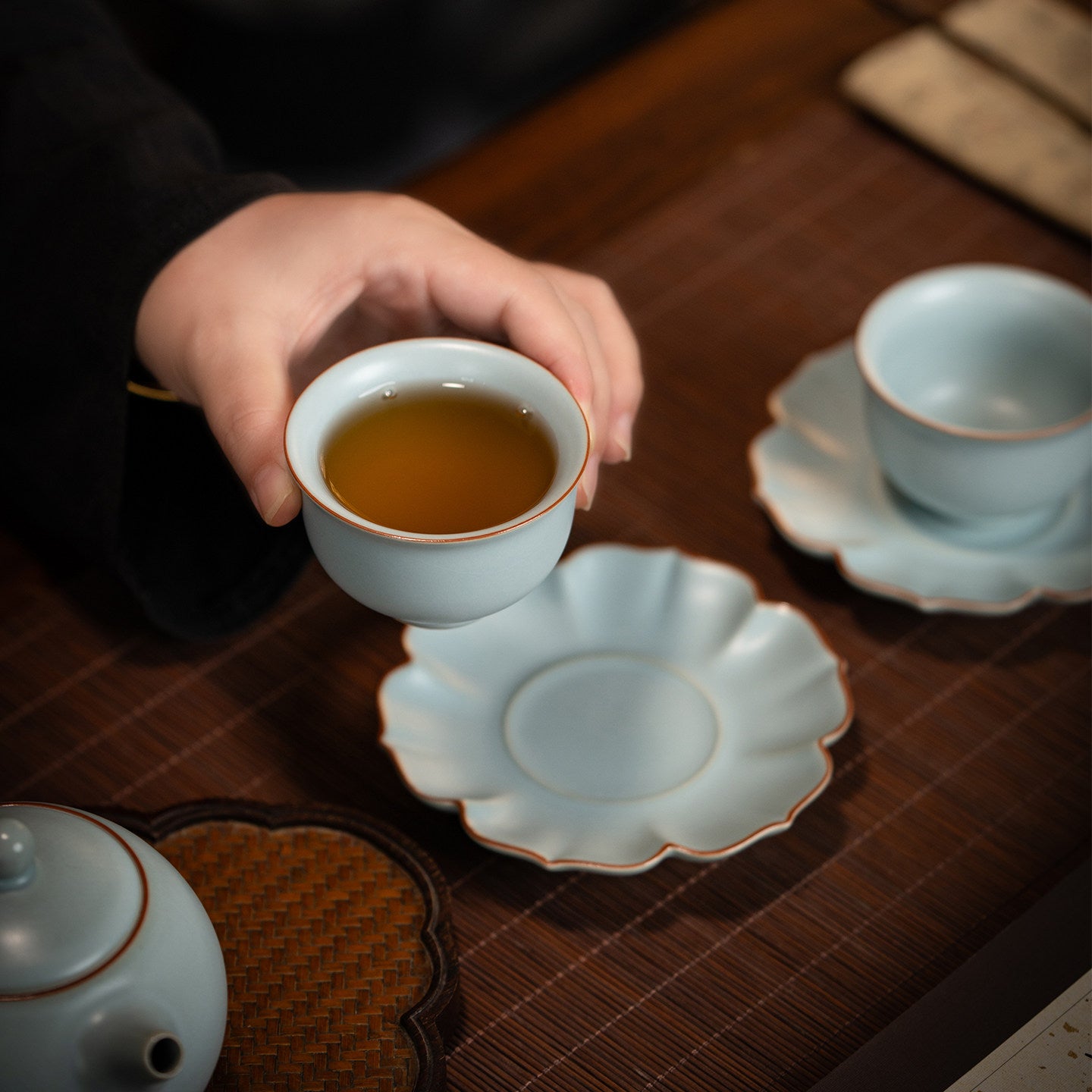 Sonnenblumen-Rand Hellblaue Ru-Porzellan-Untertasse für Teetasse des Gastgebers