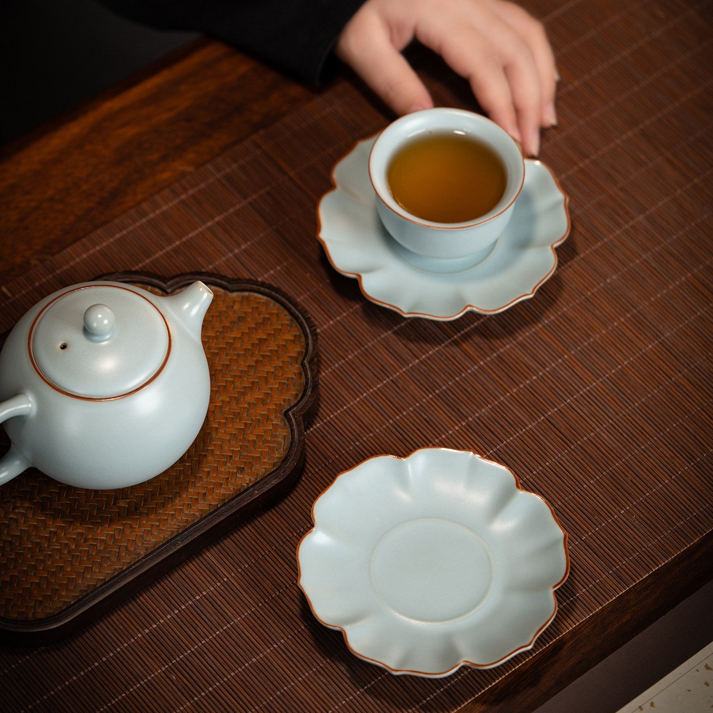 Sonnenblumen-Rand Hellblaue Ru-Porzellan-Untertasse für Teetasse des Gastgebers