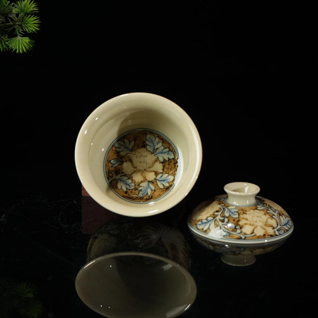 Using a phoenix gaiwan to brew Pu'er tea, wide rim enhances aroma and tea experience