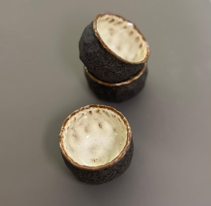 Tasse à thé rétro en poterie texturée brute wabi-sabi faite à la main