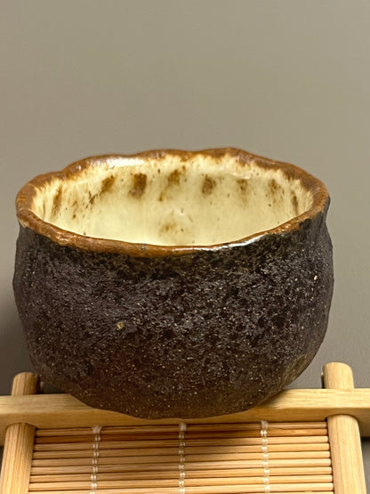 Tasse à thé rétro en poterie texturée brute wabi-sabi faite à la main