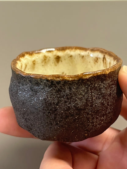 Tasse à thé rétro en poterie texturée brute wabi-sabi faite à la main