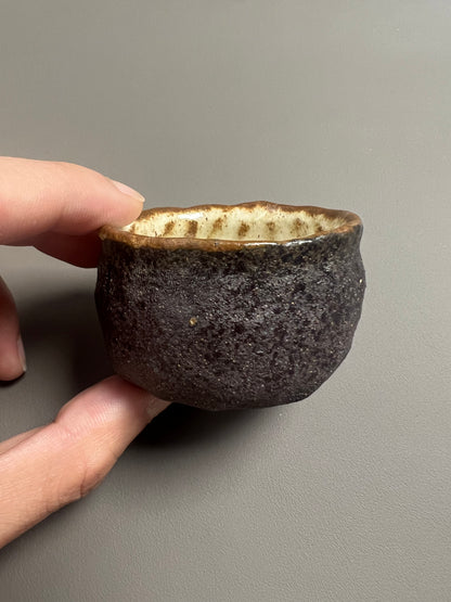 Tasse à thé rétro en poterie texturée brute wabi-sabi faite à la main