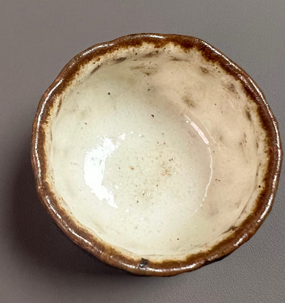 Tasse à thé rétro en poterie texturée brute wabi-sabi faite à la main