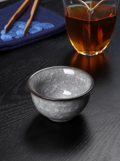Longquan Celadon Teetasse mit schwarzem Eiskrack-Muster